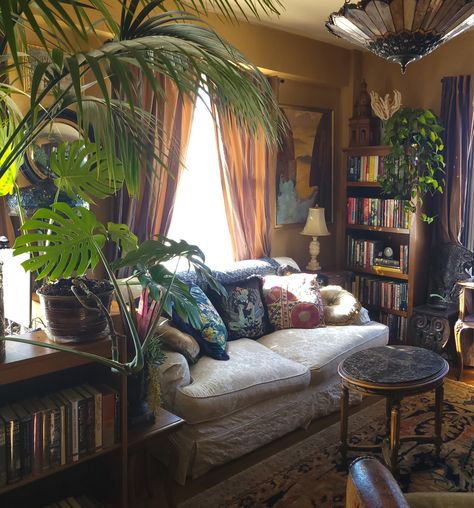 Charmed House Aesthetic, Maxamilist House, Earthy Tones Living Room, Maximalist Minimalist, Botanical Interior, Dream House Aesthetic, Future Apartment, Pretty Room, Dreamy Room