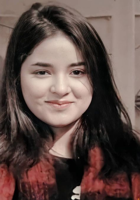 Zaira Wasim, Hands Aesthetic, Bff Hands Aesthetic, Female Cartoon Characters, Divine Beauty, Happy Rakshabandhan, Female Cartoon, Italian Women, Beautiful Smile Women