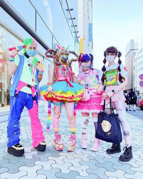 Very very bad impression. Colors are very dark and do not match the image Harajuku Fashion Street 90s, 90s Harajuku Fashion, Decora Kei Outfits, Decora Fashion Outfits, Rainbowcore Fashion, Clowncore Outfit, Decora Aesthetic, Harajuku Outfit, Kawaii Street Fashion