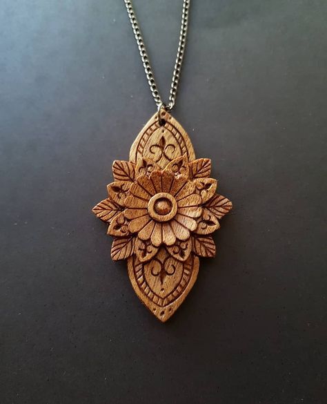 Wood Jewelry Diy, Hand Carved Jewelry, Wood Spoon Carving, Wood Carving For Beginners, Mandala Jewelry, Dremel Wood Carving, Jewelry Illustration, Wood Keychain, Chip Carving