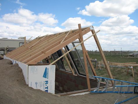 Passive Solar Greenhouse, Underground Greenhouse, Greenhouse Diy, Food Forest Garden, Solar Greenhouse, Diy Greenhouse Plans, Winter Greenhouse, Planter Project, Home Greenhouse