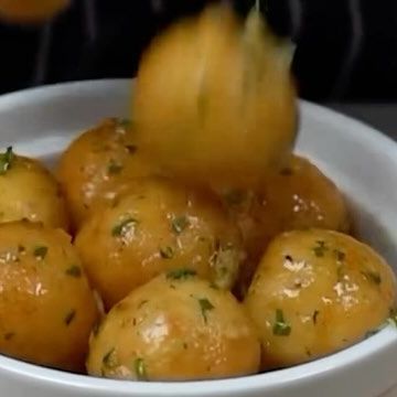 🥘 YOUR DAILY DOSE OF RECIPES 🍳 on Instagram: "Garlic Parm Potato Cheese Balls! 😱🧀❤️ Let’s make em! 🙏🏾👀 🎥 by @big.eats.world! . Ingredients - 4 potatoes of your choice - 1/2 tbsp onion powder - 1/2 tbsp garlic powder - Salt & pepper to taste - 4 tbsp cornstarch - Cheese of choice - A lot of garlic - Parsley - A bit of unsalted butter - Parmesan cheese . Check out @instarecipe_lover for more! 😍❤️" Garlic Parm Potato Cheese Balls, Cheesy Potato Balls, Potato Cheese Balls, Mashed Potato Balls, Parmesan Mashed Potatoes, Garlic Parmesan Potatoes, Stuffed Potato, Potato Balls, Butter Potatoes