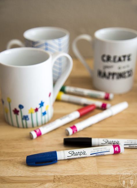 DIY Personalized Mugs - how to design and decorate your own personalized mugs that are dishwasher safe! These are perfect to make for a date night in, craft with the kids, or to make as gifts! Diy Coffee Mugs, Coffee Cup Crafts, Sharpie Paint Markers, School Holiday Party, Coffee Cups Diy, Seal Craft, Sharpie Paint Pens, Painted Initials, Design Your Own Mug