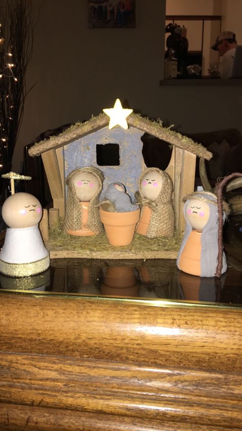 Christmas Terracotta Pots, Nativity Ideas, Diy Nativity, Terra Cotta Pot, Nativity Scenes, Pot Crafts, Gold Christmas Decorations, Craft Classes, Nativity Scene