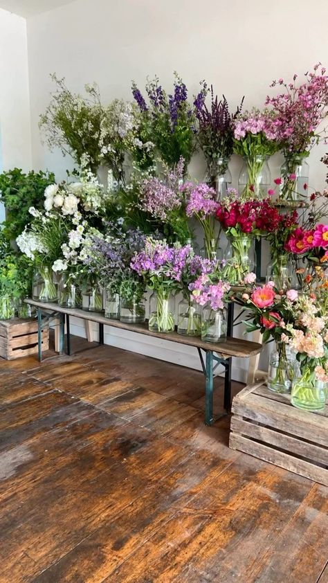 Boutique Flower Shop, Florist Interior, Floristry Workshop, Flower Shop Display Ideas, Flower Shed, Flower Organization Ideas, Floral Design Workshop, Flower Workshop Studio, Flower Store Interior