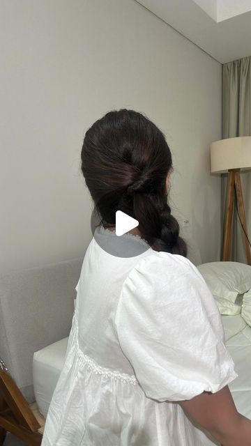 One Side Braid Hairstyle, Korean Side Braid, Korean Goddess Hairstyle, Loose Side Braid Tutorial, Zhao Lusi Haircut Name, Zhao Lusi Hidden Love Hairstyle, Side Braid Hairstyles, Side Braid, Beauty Tutorials