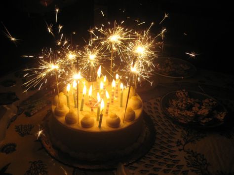 sparkly cake 1 http://www.pinterest.com/sheryl262/happy-birthday/ Sparkler Candles Birthday Cake, Sparkling Candles Birthday, Birthday Cake Candles Sparklers, Cake With Sparklers, Sparkler Birthday, Birthday Candles Sparkling, Birthday Cake Sparklers, Book Reels, Scorpio Szn