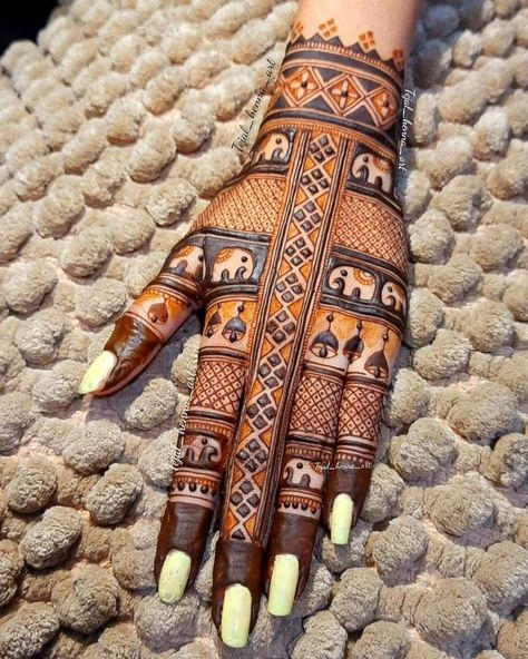 Henna Tattoo Design, Beautiful Simple Mehndi Design, Henna Hands, Tattoos Henna, Bridal Mehndi Design, Front Mehndi Design, Simple Mehndi Design, Henna Hand, Easy Henna