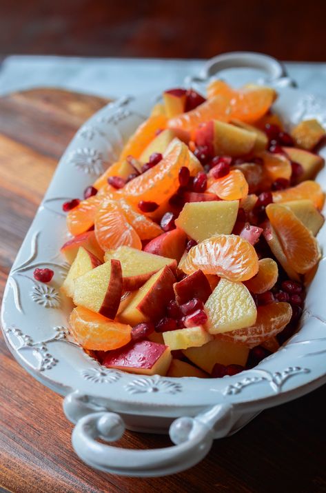 Enjoy all the best of in-season flavors with this Winter Fruit Salad with Cinnamon Vanilla Dressing. It's great for the holidays, a potluck, or Thanksgiving!  This easy-to-make recipe is great for chefs of all ages! Salad Mandarin Oranges, Fruit Salad With Cinnamon, Canned Mandarin Oranges, Vanilla Dressing, Christmas Fruit Salad, Winter Fruit Salad, Autumn Side Dishes, Fruit Salad Easy, Yummy Salads