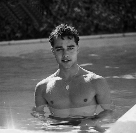 10 Most Beautiful Men Of The 1950s Sal Mineo, Male Movie Stars, Klasik Hollywood, Gay History, Montgomery Clift, Tyrone Power, Music Trivia, Anthony Perkins, Hollywood Men