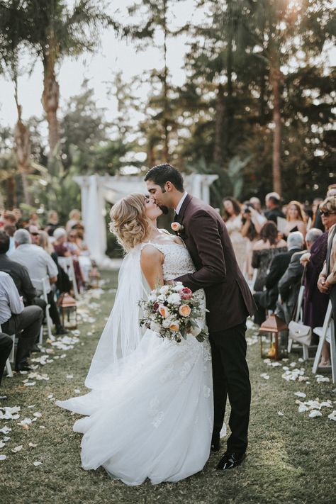 Taking a moment to kiss at the end of the aisle is the perfect photo op for your big day! Wedding Photo Ideas Aisle, Middle Aisle Kiss, Kiss At End Of Aisle, End Of Aisle Kiss Photo, Mid Isle Kiss Wedding, Second Kiss Wedding, Aisle Kiss Photo, End Of Isle Wedding Photo, Isle Photos Wedding