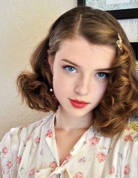 Wavy 50s Hair, 1930s Curly Hair, Easy 1930s Hairstyles, 50s Curly Hair, Vintage Short Hair Styles, 1930s Hair Short, 1930s Hairstyles For Long Hair, Easy 1920s Hairstyles, Short Vintage Hairstyles