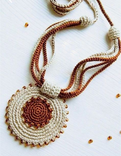 Crochet Necklace Diy, Diy Crochet Jewelry, Modern Haken, Crochet Jewelry Necklace, Crochet Beaded Necklace, Crochet Necklace Pattern, Diy Armband, Crochet Jewelry Patterns, Crochet Earrings Pattern