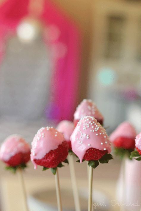 Food For 16th Birthday Party, Popstar Birthday Party, Strawberry Pops, Pink And Red Party, Princess And The Popstar, Popstar Party, Barbie Bday, Forest Berries, Pink Strawberries