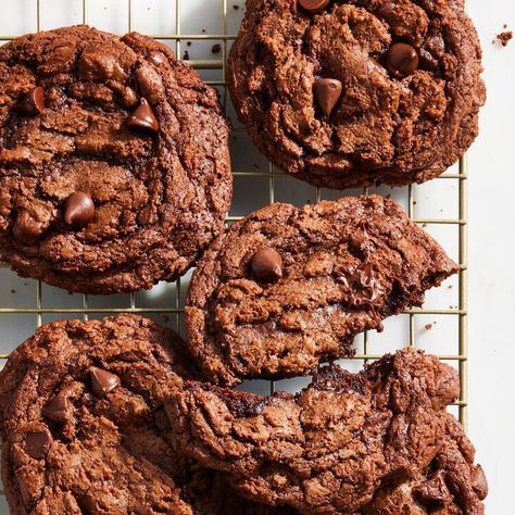 Get the Best of Both Desserts with Joanna Gaines' Brownie Cookie Recipe Joanna Gaines Chocolate Chip Cookies, Banana Foster Pancakes, Magnolia Table Recipes, Joanna Gaines Recipes, Silos Baking Co, Chocolate Brownie Cookies, Cookie Brownie Recipe, Magnolia Table, House Divided