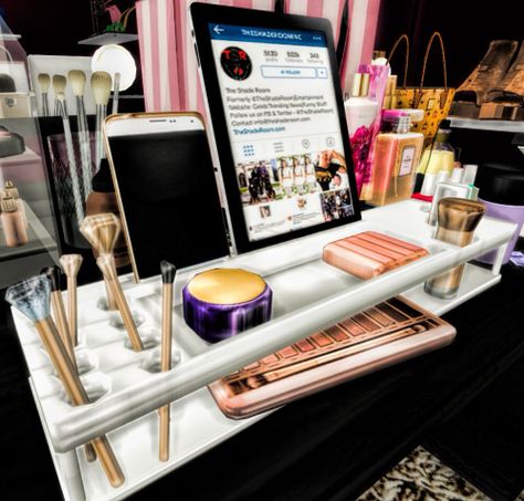 image Sims 4 Makeup Clutter, Bedroom Makeup Station, Sims 4 Free Mods, Girls Furniture, Sims 4 Tattoos, Die Sims 4, Sims 4 Bedroom, Sims 4 Clutter, Makeup Station