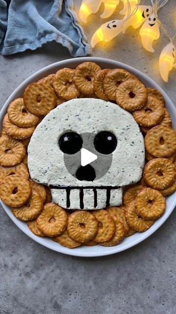 Sine Siemkowicz on Instagram: "Skull Cheese Ball💀

The perfect Halloween party appetizer!

Get the recipe on my website (food-bites.com) or google ‘foodbites skull cheese ball’.

For more ideas check out my Halloween ebook (link in bio) which is available now! 

#halloweenfood #spookytreats #spookyseason #halloweenparty #feedfeed #foodart" Drink Serving Ideas, Serving Ideas Table, Halloween Cheese Ball, Goody Bag Ideas, Halloween Costumes And Makeup, Halloween Party Appetizers, Food Bites, Perfect Halloween Party, Serving Ideas