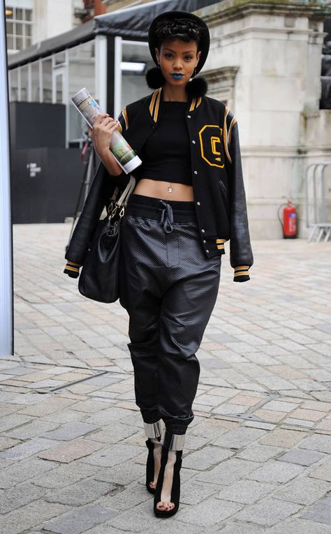 London Fashion Week Street Style Fall Preppy Outfits, Looks Pinterest, Walking Down The Street, Streetwear Mode, Looks Street Style, Urban Street Style, Black Women Fashion, Urban Wear, Looks Chic