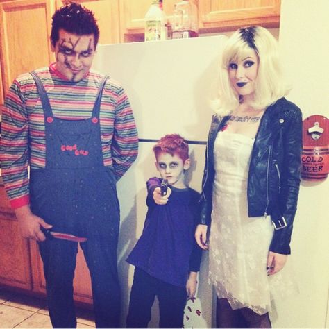 Family halloween ideas chucky seed of chucky bride of chucky Halloween costumes Family Chucky Halloween Costumes, Family Of 3 Halloween Costumes Horror, Chucky Family Halloween Costumes, Chucky Family Costume, Seed Of Chucky Costume, Costume Couple Ideas, Chucky Bride Of Chucky, Halloween Door Contest, Bride Of Chucky Halloween