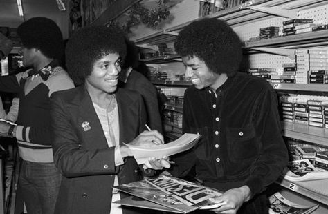 Michael, Jackie Marlon Jackson, Jackie Jackson, Off The Wall Era, Randy Jackson, Signing Autographs, The Jackson Family, Gang Aesthetic, The Jackson 5, Michael Jackson Rare