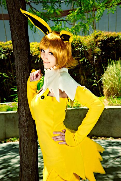 Jolteon Costume, Jolteon Cosplay, Pokemon Halloween Costumes, Eevee Cosplay, Pikachu Dress, Pokemon Jolteon, Pokemon Halloween Costume, Kids Costume Ideas, Cosplay Pokemon