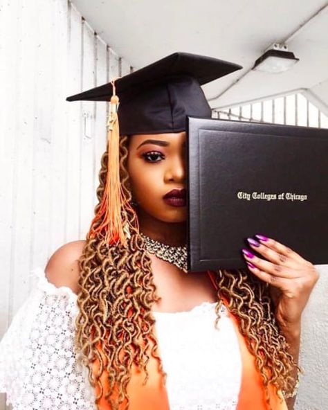 34 Photos Of Black Graduates That'll Make You Say "Yasss" Graduation Pictures With Locs, Graduation Pictures With Braids, Locs Graduation Hairstyles, Graduation Loc Styles, Hair Half Ponytail, Black Women Graduation Pictures, Black Graduates, Graduation Outfit College, Hairstyles For Black Hair