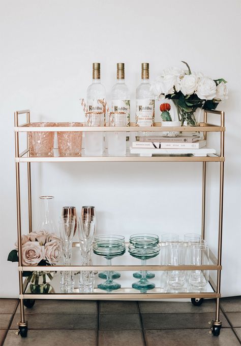 Gold Bar Cart, Bar Cart Styling, Farmhouse Side Table, Cute Dorm Rooms, Stil Boho, Bar Cart Decor, Home Bar Decor, Contemporary House Design, Style At Home