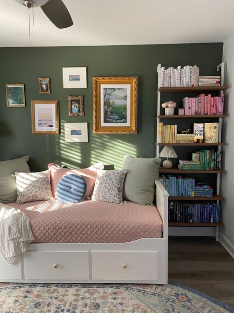 Day Bed With Bookshelves, Library Guest Room, Room With Bookshelves, Room Book, Guest Room Office, Book Storage, Spare Room, Guest Room, Beautiful Decor