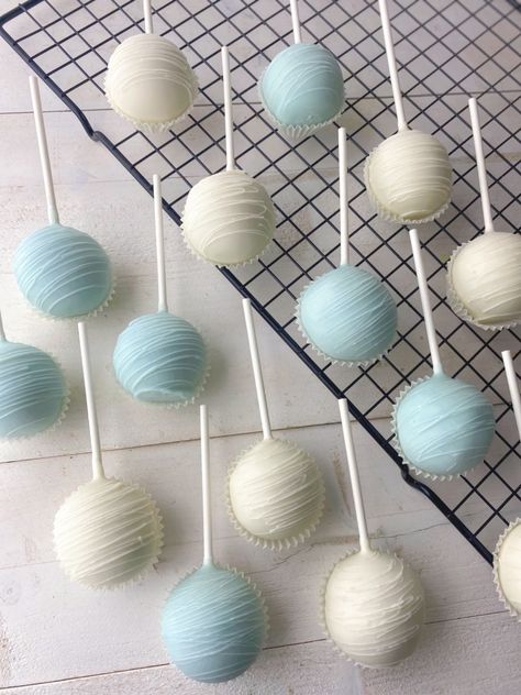 Light Blue Cake Pops, Boy Baby Shower Cake Pops, Blue Baby Shower Desserts, Baby Shower Cake Pops For Boys, Baby Boy In Bloom Shower Ideas, Cake Pops Blue, Baby Shower Cakepops, Blue Cake Pops, Baby Shower Oso