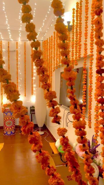 Aesthetic Birthday Decoration Ideas, Haldi Decoration At Home, Pakistani Mehndi Decor, Mehandi Decorations, Mehndi Decoration Ideas, Mehndi Decoration, Mendhi Decor, Haldi Decoration Ideas, Haldi Ceremony Decorations