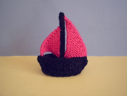 Free Pattern: Little Boats Crochet Boat, Miniature Knitting, Crochet Cat Pattern, Haken Baby, Arm Knitting, Crochet Applique, Crochet Motif, Crochet Dolls, Double Knitting