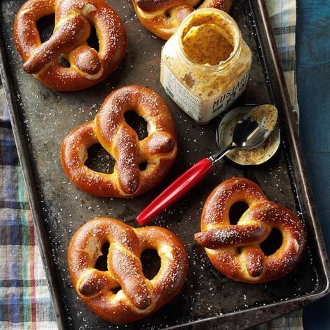 Soft Giant Pretzels Bread Machine Mixes, Giant Pretzel, Beer Cheese Sauce, Restaurant Appetizers, Pretzel Recipe, Fall Snacks, Pretzels Recipe, Superbowl Snacks, Copycat Restaurant Recipes