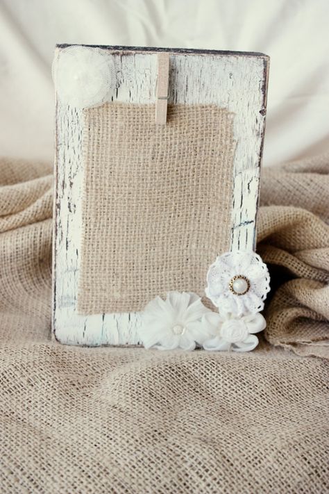 Love this!! Picture frame~ Cadre Photo Diy, Picture Frame Crafts, Deco Champetre, طابع بريدي, Diy Picture Frames, Burlap Crafts, Diy Picture, Photo Blocks, Frame Crafts