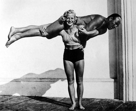 Abbye Eville “Pudgy” Stockton (1917-2006), a pioneer woman bodybuilder, 1940s. Woman Bodybuilder, Spartan Women, Retro Gym, Muscle Beach, Fitness Magazine, History Channel, Walt Disney Company, Vintage Portraits, Body Building Women