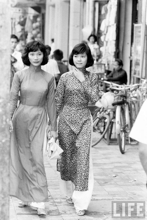 1960’s Fashion, Vietnamese Clothing, Ao Dai Vietnam, Vietnam Fashion, Vietnam History, Vietnamese Traditional Dress, Qi Gong, National Dress, Iconic Dresses