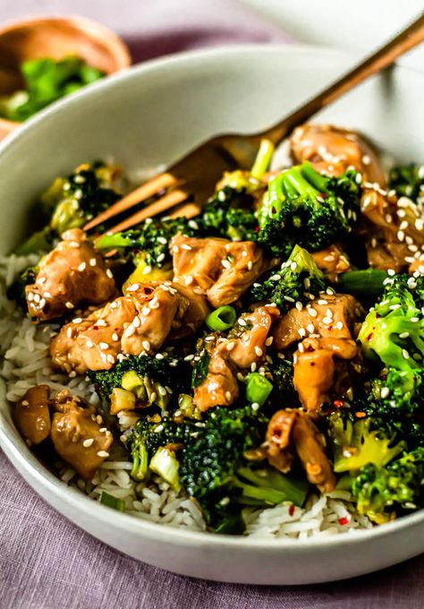 This healthy and easy chicken and broccoli stir fry is a quick weeknight dinner that will not disappoint! Plus it only takes 15 minutes! Healthy Chicken And Broccoli, Healthy Pepper Steak Recipe, January Whole30, Chicken And Broccoli Stir Fry, Chicken Broccoli Stir Fry, Chicken Crisps, Stir Fry Recipes Chicken, Broccoli Recipe, Boiled Egg Diet Plan