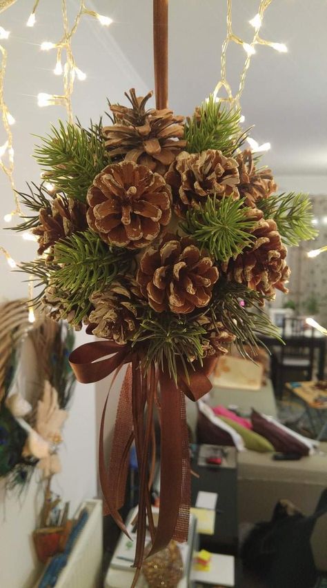 Pine Cone Christmas Decorations, Pine Cone Christmas, Pinecone Crafts Christmas, Christmas Pine Cones, Diy Christmas Ornaments Easy, Pine Cone Decorations, Pine Cone Crafts, Holiday Crafts Christmas, Christmas Decorations Rustic