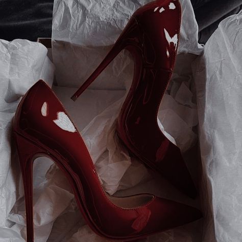 Heels Aesthetic, I See Red, Shoes Heels Classy, Makijaż Smokey Eye, Dark Feminine Aesthetic, Red High Heels, Heels Classy, Red Queen, Aesthetic Shoes