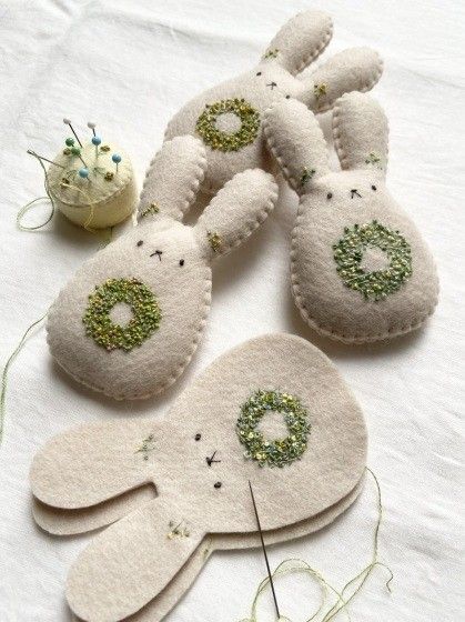 Felt Crafts Diy, Sewing Stuffed Animals, Felt Embroidery, Hand Embroidery Projects, Fabric Toys, Easter Crafts Diy, Bunny Crafts, Felt Christmas Ornaments, Wool Crafts