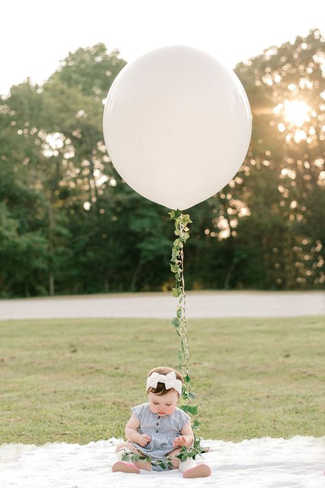 Kennedy Is One! - Alex Marie Jordan One Year Baby Girl Photoshooting, Baby Girl Birthday Photoshooting, 1 Year Girl Photoshooting Ideas, First Birthday Photoshoot Outdoors, 1st Birthday Girl Photoshooting, First Birthday Girl Photoshooting, Outdoor Reference, Birthday Cake Photoshoot, Elsa 2