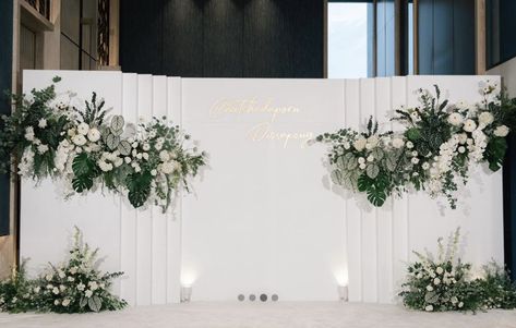 Minimalist Wedding Backdrop, White Wedding Backdrop, Dekor Lamaran, Minimalist Backdrop, Photobooth Wedding, Wedding Reception Lighting, False Wall, Wedding Stage Backdrop, Reception Backdrop