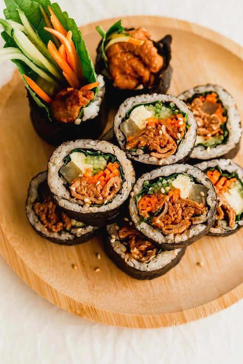 Seaweed Rice Roll, Korean Food Images, Korean Rice Roll, Gimbap Aesthetics, Gimbap Korean Aesthetic, Korean Charcuterie Board, Gimbap Korean Food, Korean Breakfast Ideas, Kimbap Aesthetic