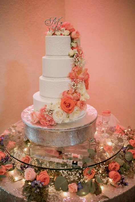 White Buttercream Wedding Cake, Coral Wedding Cakes, Coral Wedding Themes, Coral Wedding Colors, Wedding Fotos, Wedding Cake Fresh Flowers, White Buttercream, Wedding Cake Recipe, Medieval Wedding