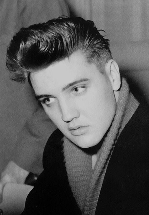 My Boy, My Boy! -Elvis   <3 Elvis Presley Aesthetic, Elvis Hairstyle, Elvis Presley Hair, 1950s Hairstyle, Young Elvis, Pompadour Hairstyle, Elvis Presley Pictures, Elvis Presley Photos, Lisa Marie Presley