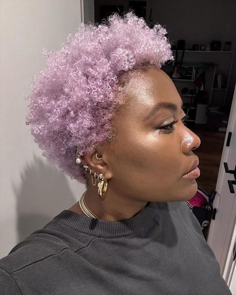 Manic Panic on Instagram: "Just because this Winter is gloomy doesn’t mean your hair has to be too ⛅️ @ahn_drayyy is here to brighten up your feed with this custom lavender look using Electric Amethyst & Pastelizer!💜   Tap to shop here on IG or on our site now! ✨PLUS✨ receive a jar of Pastelizer free with any purchase of Coralline Dream Amplified 🧡  .  lavender hair, pastel hair, purple hair, hairstylist memes, behind the chair, custom hair color, vegan beauty, manic panic hair dye, #manicpanicnyc #goodhairday #lavenderhair #pastelgoth #fallhair #longhairdontcare #splitdyedhair #cowboycopper #gingerhair #wolfcut #blondetobrunette #pastelfeed #semipermanenthaircolor" Lavender Natural Hair Black Women, Purple And Light Purple Hair, Lilac Hair Black Women, Dyed Bald Hair, Lavender Bob Hair, Ginger Purple Hair, Colored Relaxed Hair, Lavender Natural Hair, Lavender Hair Black Women