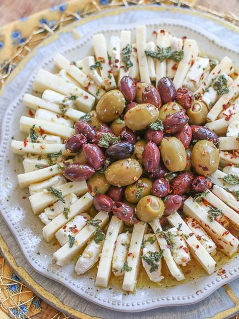 Easy Marinated Olives & Cheese Ring Appetizer Follow us @pacificandoak for more lifestyle inspirations! Marinated Olives And Cheese, Cheese Ring, Marinated Olives, Cheese And Crackers, Decorações Com Comidas, Finger Food Appetizers, Snacks Für Party, Perfect Appetizers, Party Food Appetizers