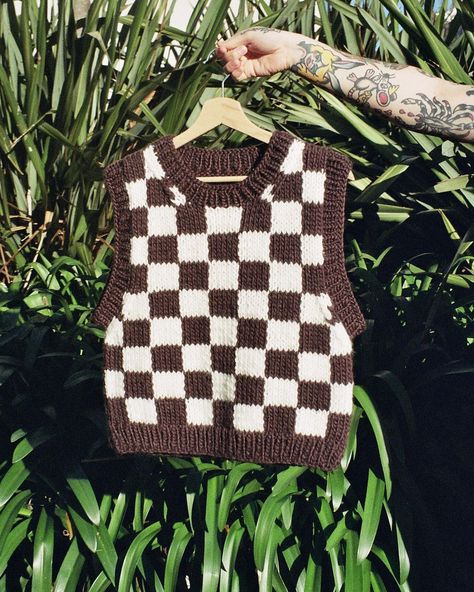 Meganfaithmakes on Instagram: “Checkered sweater vests on film 🎞 my orders are open and I take commissions on this design! Swipe to see the different colours it can be…” Crochet A Vest, Crochet Vest Outfit, Lace Crochet Cardigan, Crochet Vest Pattern Free, Crochet Sweater Design, Crochet Sweater Vest, Vest Pattern Free, Crochet Cardigans, Quick Crochet Patterns