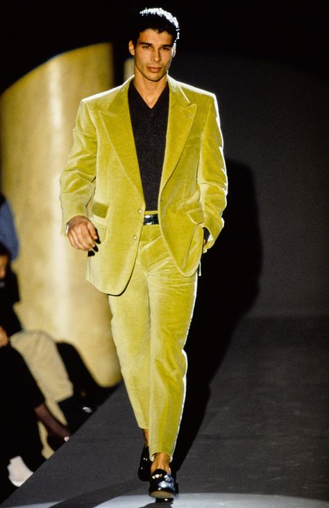 See the complete Gucci Fall 1995 Ready-to-Wear collection. Gucci Fashion Show, Gucci Runway, Tom Ford Gucci, Gucci Suit, 90s Fashion Men, Men Fashion Show, Hipster Mens Fashion, Gucci Fashion, Moda Vintage