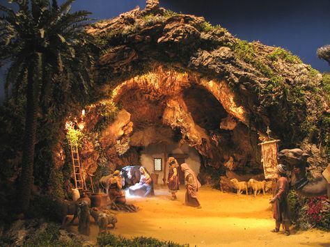 Advent Church Decorations, Christmas Cave, Nativity House, Christmas Nativity Scene Display, Christmas Crib Ideas, Nativity Scene Diy, Nativity Scene Display, Village Miniature, Christian Christmas Decorations