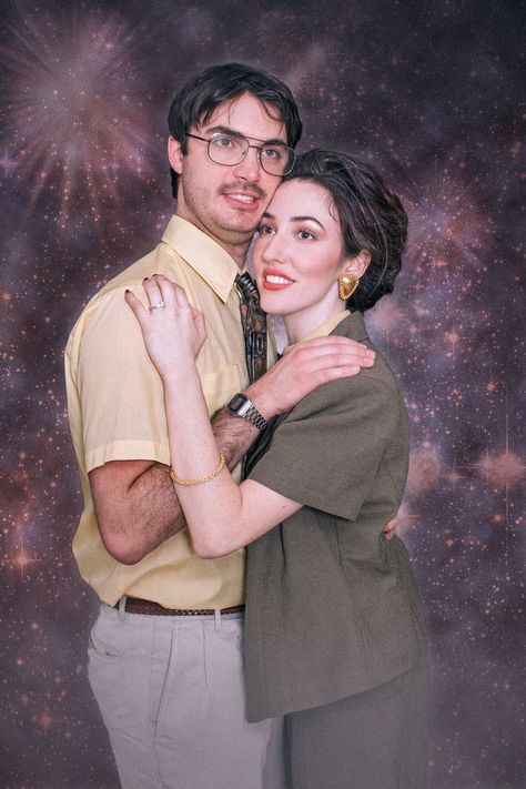 This Couple's 80s-Themed Engagement Photos Are Pure Cheesy Perfection | HuffPost Awkward Family Pictures, Funny Couple Photos, Funny Photoshoot Ideas, Funny Couple Poses, Funny Engagement Photos, Themed Engagement Photos, Funny Couple Pictures, Themed Photoshoot, Engagement Humor